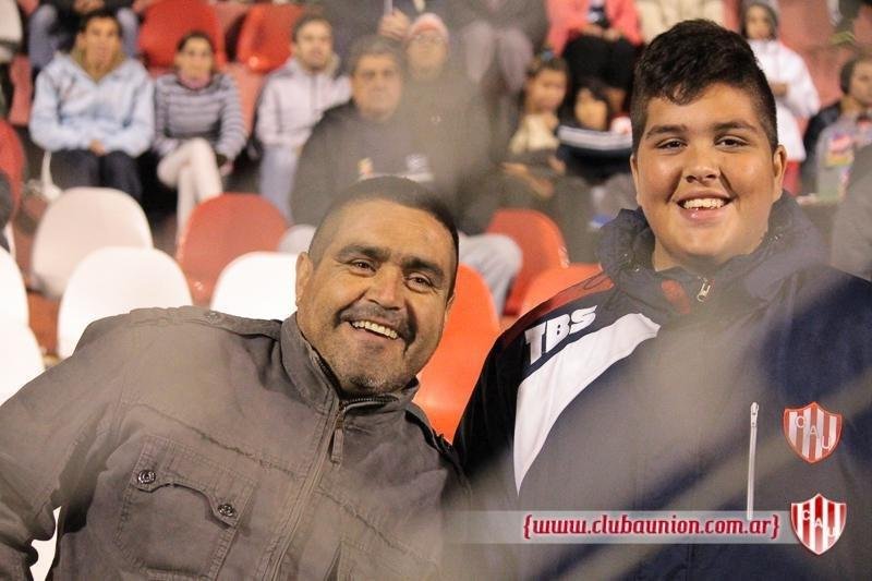 O estdio  conhecido por ser um caldeiro, com arquibancadas coladas no gramado