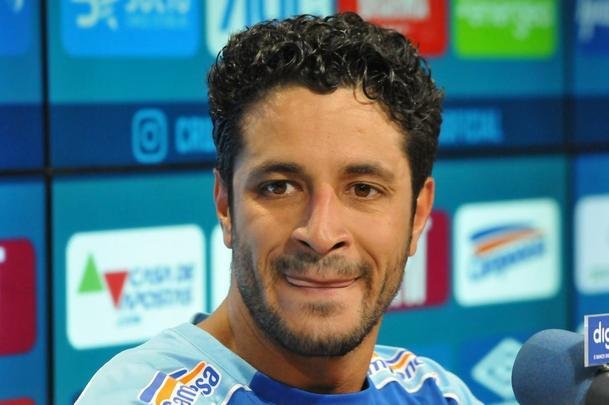 Cruzeiro iniciou sua intertemporada nesta segunda-feira na Toca da Raposa II. Tcnico Mano Menezes contou com elenco completo. Grupo agora comea preparao para decises com Atltico na Copa do Brasil, River Plate na Copa Libertadores e 29 rodadas restantes do Campeonato Brasileiro