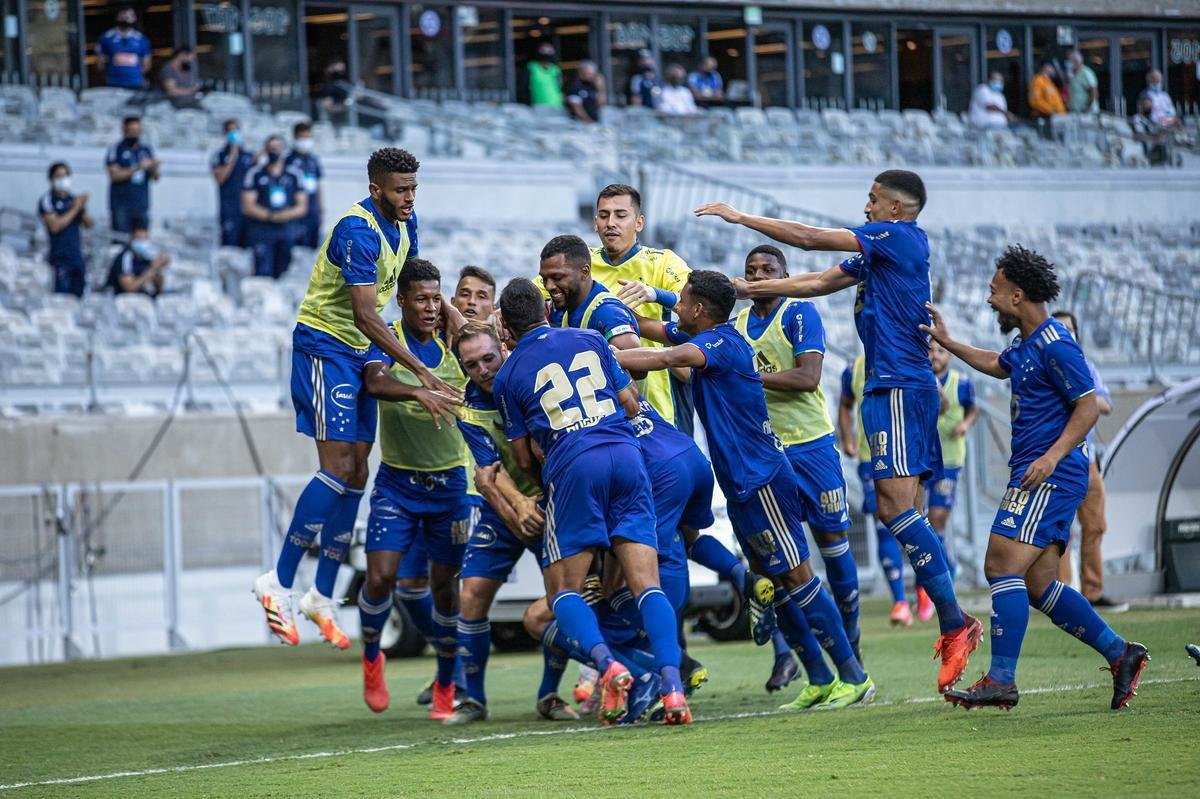 Cruzeiro estreou novo uniforme do centenrio na vitria por 1 a 0 sobre o Athletic, no Mineiro, pelo Mineiro. Verso  completamente azul, fugindo  tradio do clube de ter o calo e os meies brancos.