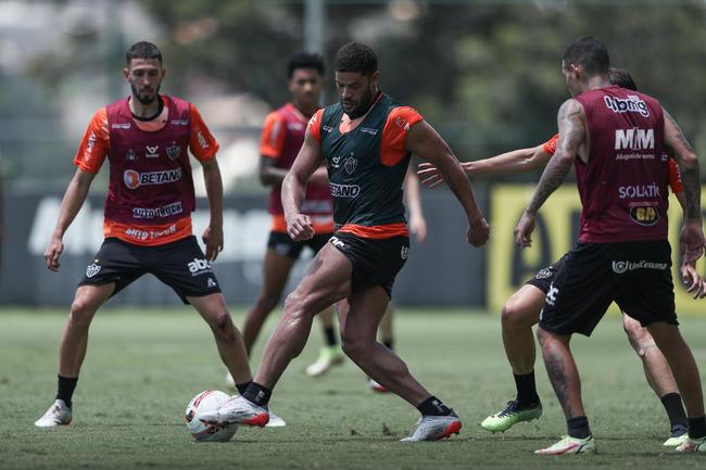 Com seriedade, mas tambm descontrao, o Atltico treinou sob sol forte na manh desta sexta-feira (21), na Cidade do Galo, em Vespasiano. Este foi o quinto dia de pr-temporada para o clube mineiro em 2022, sob o comando do tcnico argentino Antonio 'El Turco' Mohamed. Novas baixas, o volante Allan e o atacante Keno testaram positivo para COVID-19 e no participaram das atividades (ambos cumprem perodo de sete dias de isolamento social).