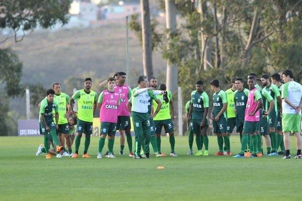 Depois de reunio com elenco e diretoria, Adilson Batista observou treino comandado por Drubscky no Amrica