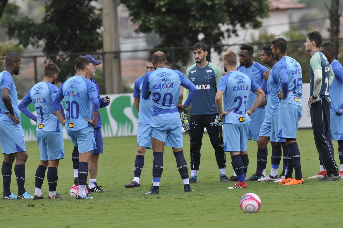 Em atividade na Toca da Raposa II, tcnico Mano Menezes mostrou provvel escalao do Cruzeiro para o jogo contra o Boa: Rafael; Nonoca, Ded, Digo e Marcelo Hermes; Lucas Romero e Bruno Silva; Rafael Sobis, Thiago Neves e Mancuello; Raniel (fotos: Juarez Rodrigues/EM D.A Press)