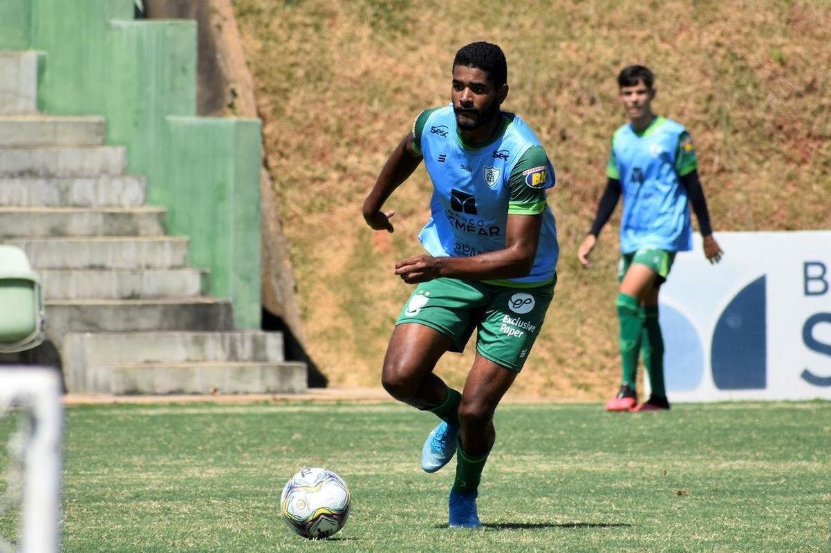 O Amrica segue com treinos preparatrios para a disputa do Campeonato Mineiro 2021. Comandados pelo auxiliar tcnico Mrcio Hahn, jogadores da base americana - e tambm os que tiveram menos oportunidades na temporada 2020 - realizam atividades voltadas ao Estadual.