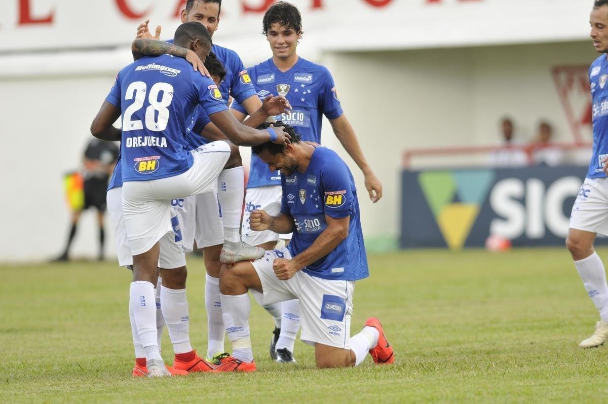 Fotos do duelo entre Villa Nova e Cruzeiro, neste domingo