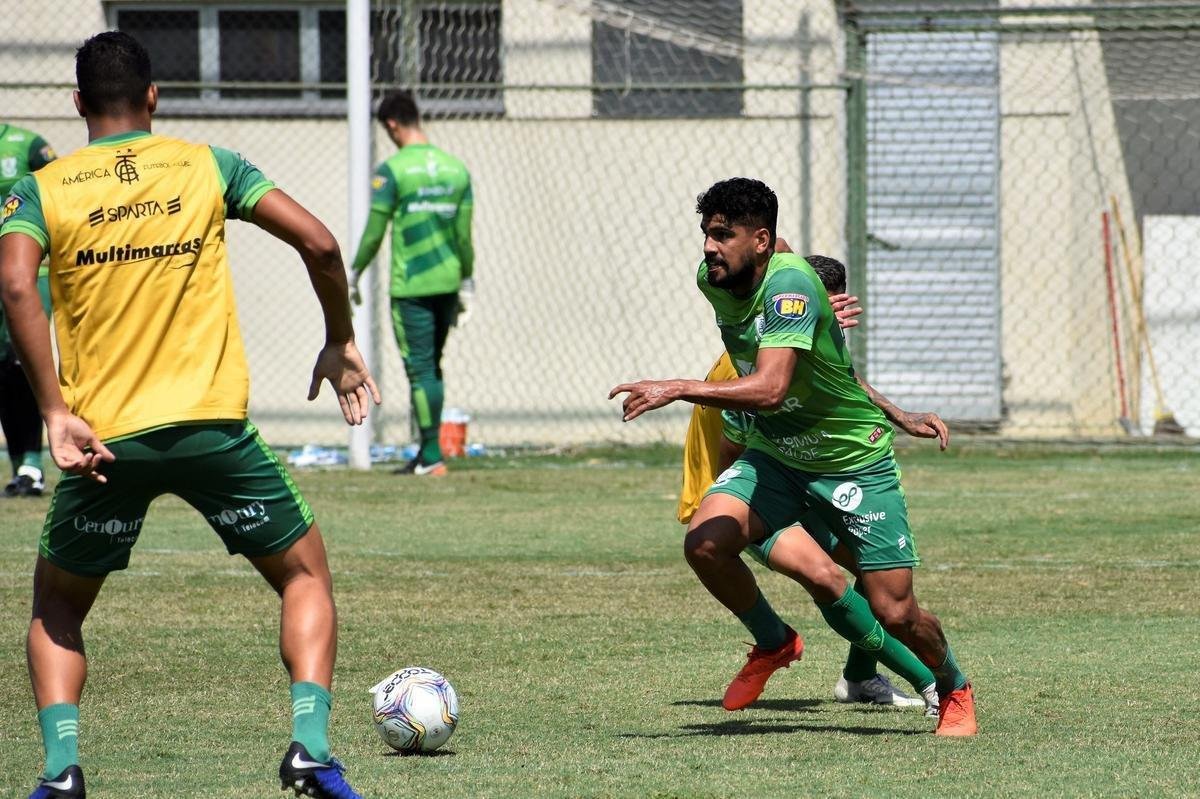 O América treinou na manhã desta quinta-feira (7), no CT Lanna Drumond, em Belo Horizonte. A atividade foi voltada para o confronto contra o Vitória, pela 33ª rodada da Série B do Campeonato Brasileiro. O duelo será realizado às 19h deste sábado (9), no Independência, em Belo Horizonte. Enquanto a equipe baiana luta contra o rebaixamento à Série C, o Coelho briga pelo tricampeonato da segunda divisão nacional.