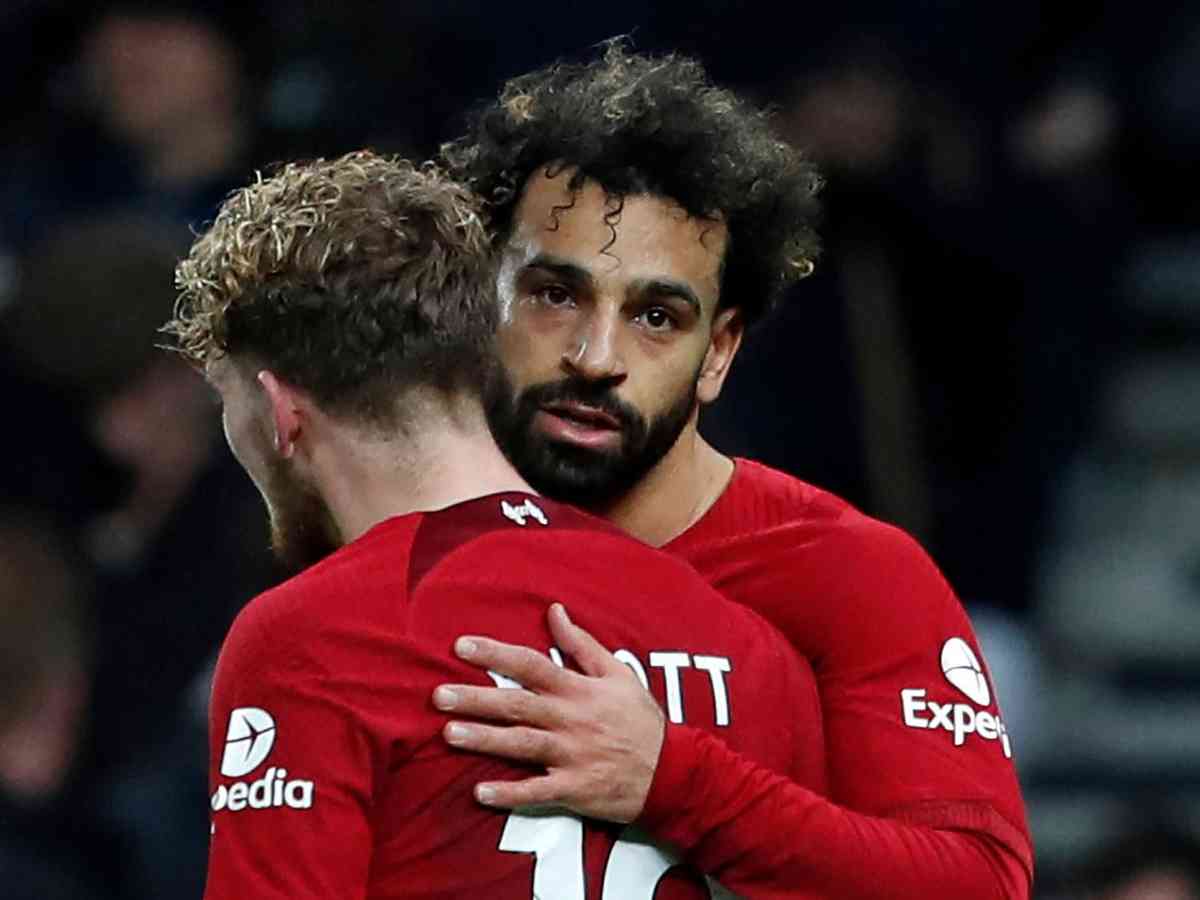 Salah faz dois, e Liverpool vence o Tottenham em jogo agitado do