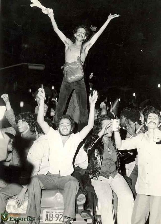 Jogadores do Cruzeiro desembarcam na Pampulha e, em seguida, saem em carro aberto por BH