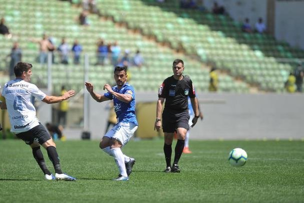 Na reta final do jogo, Grmio ampliou para 4 a 1 e jogadores como Thiago Neves e Edilson foram muito vaiados, assim como o vice-presidente de futebol Itair Machado