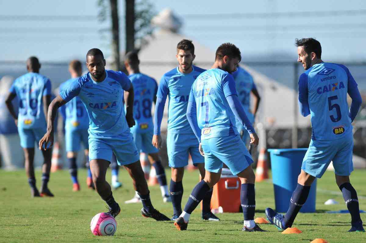 Fotos do treinamento do Cruzeiro desta tera-feira, na Toca II (Alexandre Guzanshe/EM D.A Press)