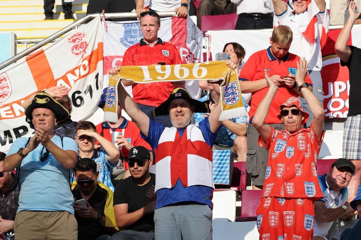 Os torcedores de Inglaterra e Ir no primeiro jogo do Grupo B na Copa do Mundo.