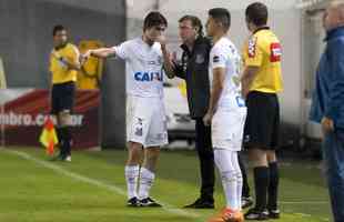 Em 1 de agosto de 2018, Cuca estreou pelo Santos e perdeu para o Cruzeiro por 1 a 0, em jogo vlido pelas quartas de final da Copa do Brasil. Raniel, atleta que futuramente jogaria no Peixe, marcou o gol da vitria da Raposa. Na foto,  possvel ver Cuca dando instrues para Dod, atual jogador do Atltico.