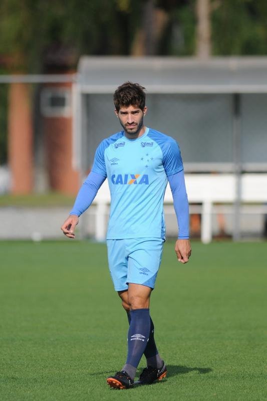 Mano Menezes voltou a fechar treino na Toca da Raposa II e permitiu imagens apenas do aquecimento. O certo  que o treinador voltar a contar com o Cruzeiro ideal diante do Boca Juniors, na quinta-feira, no Mineiro. Todos os atletas esto  disposio para duelo de volta das quartas de final da Libertadores