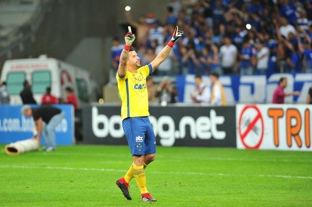 Fbio foi decisivo nos pnaltis, fez trs defesas e colocou o Cruzeiro nas semifinais da Copa do Brasil