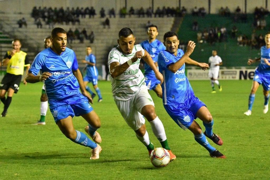 Juventude - conseguiu a nica vitria em 2020 graas  boa atuao do lateral-direito Lennon, ex-Cruzeiro, que marcou duas vezes diante do So Luiz (3 a 1), pelo Campeonato Gacho. No geral, somou cinco pontos e ficou em terceiro no Grupo A do primeiro turno. J na Copa do Brasil, passou de fase ao empatar por 0 a 0 com o Coruripe. Alm de Lennon, o zagueiro Edcarlos e os meias Pedro Ken e Caque Valdvia passaram pela Toca da Raposa. No jogo mais recente, a escalao do time de Marquinhos Santos teve Marcelo Carn; Samuel Santos, Edcarlos, Genilson e Lennon; Felippe Borges, Joo Paulo, Renato Caj e Pedro Ken; Marciel e Bruno Alves.