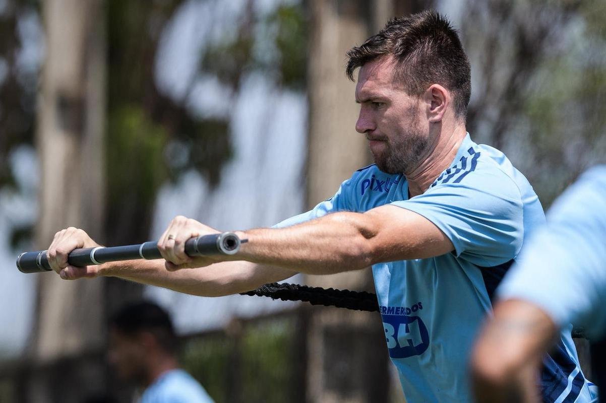 Eduardo Brock, zagueiro, tem contrato com o Cruzeiro at dezembro de 2023