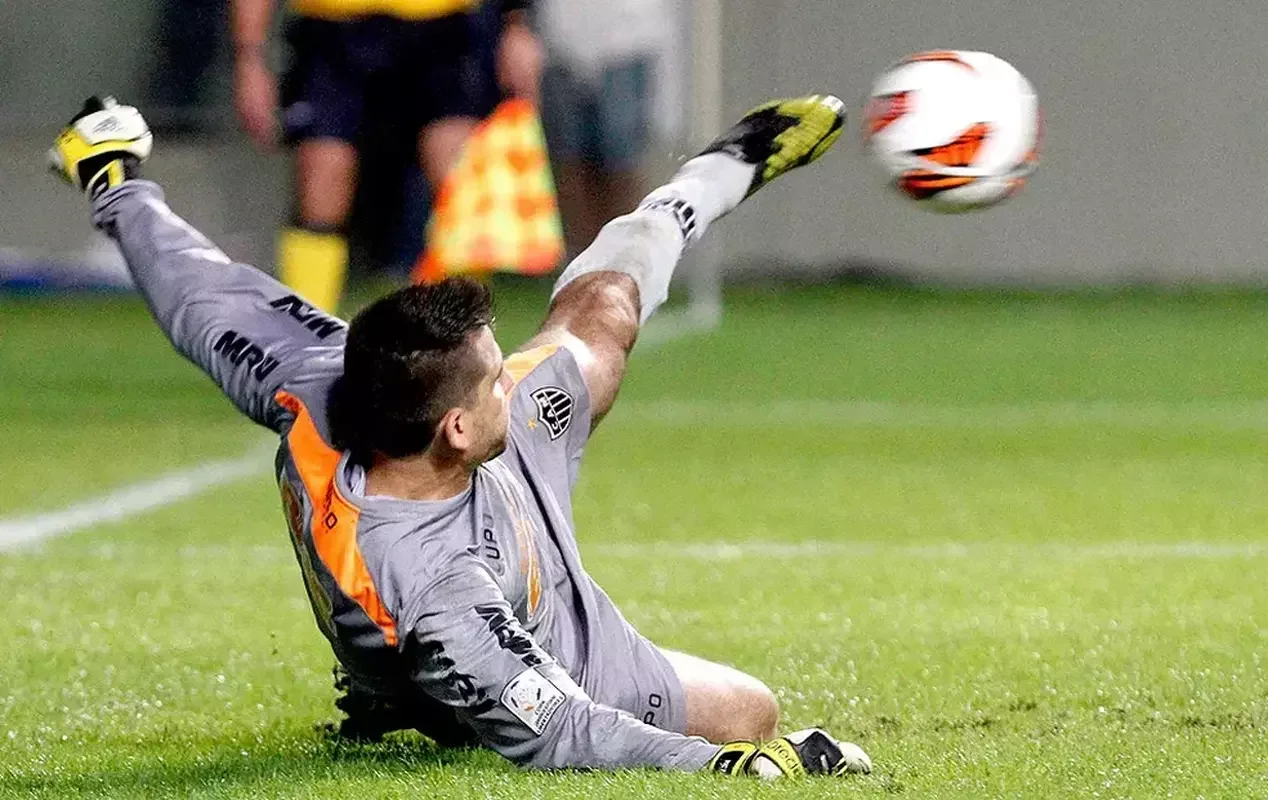 Depois de empatar o jogo de ida das quartas de final de 2013 por 2 a 2, o Atltico recebeu o Tijuana no Independncia. O Galo saiu atrs no marcador com gol de Riascos, mas Rver empatou ainda no primeiro tempo. Nos acrscimos da etapa final, Leonardo Silva cometeu pnalti. Victor salvou a cobrana de Riascos com o p esquerdo, garantiu o empate por 1 a 1 e se tornou um 'santo' para a torcida alvinegra.
