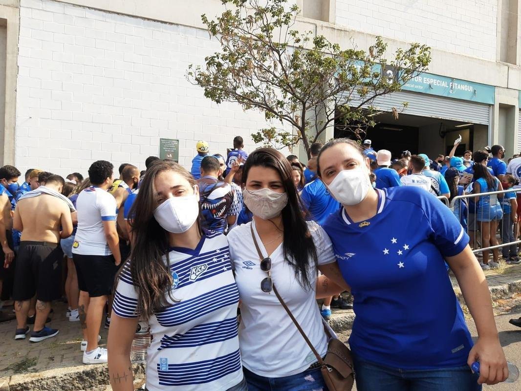 Torcida do Cruzeiro chega ao Independncia para o primeiro jogo com pblico no estdio durante a pandemia