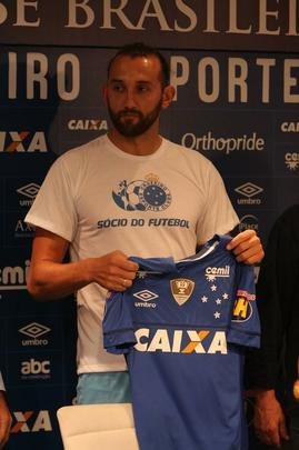 Atacante Barcos, o 'Pirata', vestiu a camisa 28 do Cruzeiro e falou sobre desejo de conquistar muitos ttulos