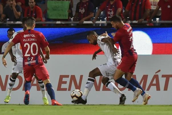 Fotos do duelo entre Cerro Porteño e Atlético, em Assunção, pela Copa Libertadores
