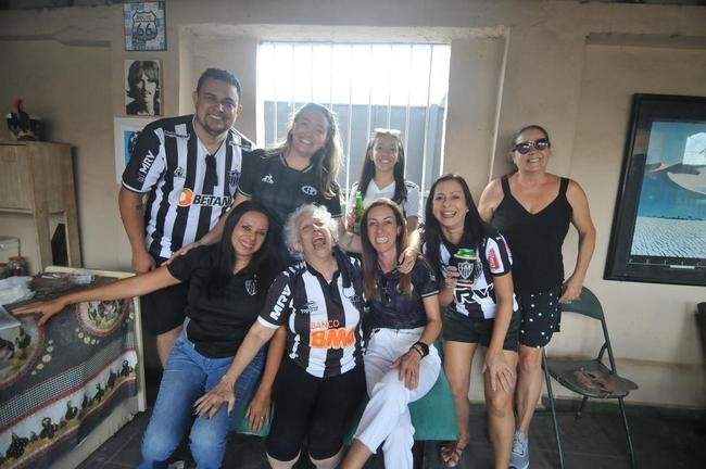 Familiares e amigos acompanham final do Mineiro na casa de dona Myrza Guimares, torcedora do Atltico vizinha do estdio Independncia