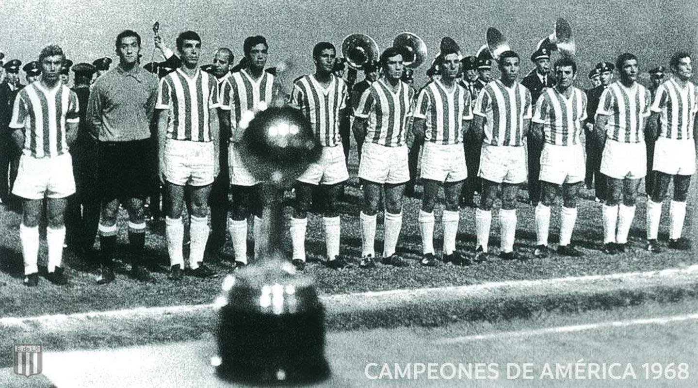 Estudiantes-ARG (1968) - Tetracampeo da Copa Libertadores, o Estudiantes-ARG conquistou as taas de 1968, 1969, 1970 e 2009. Na campanha que culminou com a primeira delas, o time foi o melhor da primeira fase empatado com o Palmeiras. Na segunda fase (tambm em grupos), superou Independiente-ARG e Universitario-PER. Em seguida, eliminou o Racing-ARG na semifinal e o Palmeiras na deciso.