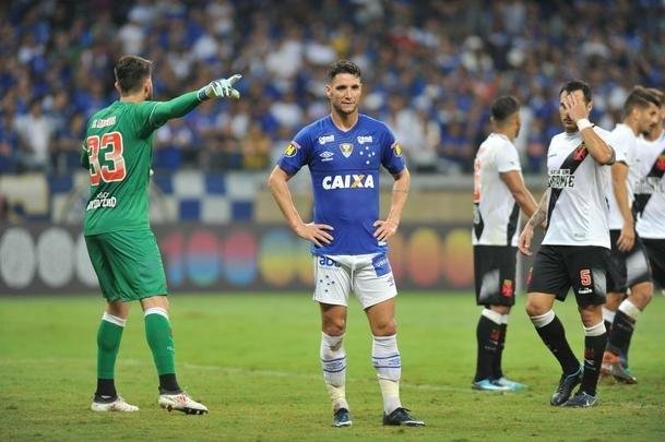 Cruzeiro pressionou nos minutos finais do primeiro tempo, mas no conseguiu empatar o jogo no Minero
