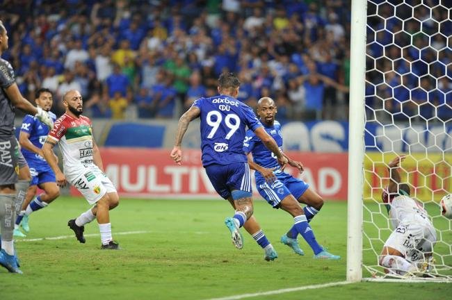 Edu marca gol da vitria do Cruzeiro sobre o Brusque, no Mineiro, pela segunda rodada da Srie B; veja as imagens da festa da torcida