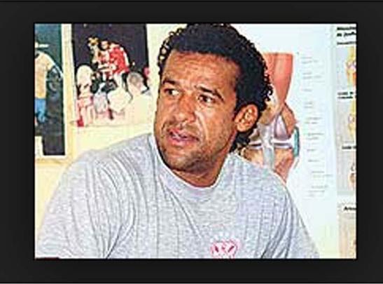Em 2000, Isaías foi negociado pelo Cruzeiro ao Leça, de Portugal.
