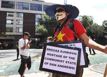 Visto de Djokovic, que é cético em relação à vacina anticovid e não revela se foi imunizado, foi cancelado na quarta-feira. Expulsão será julgada na segunda