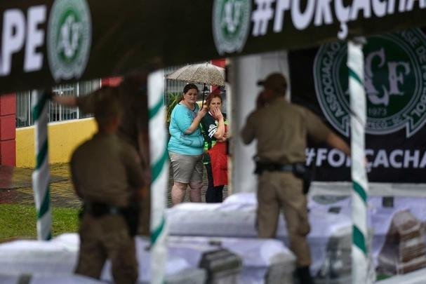 Momento da chegada dos caixões à Arena foi tocante