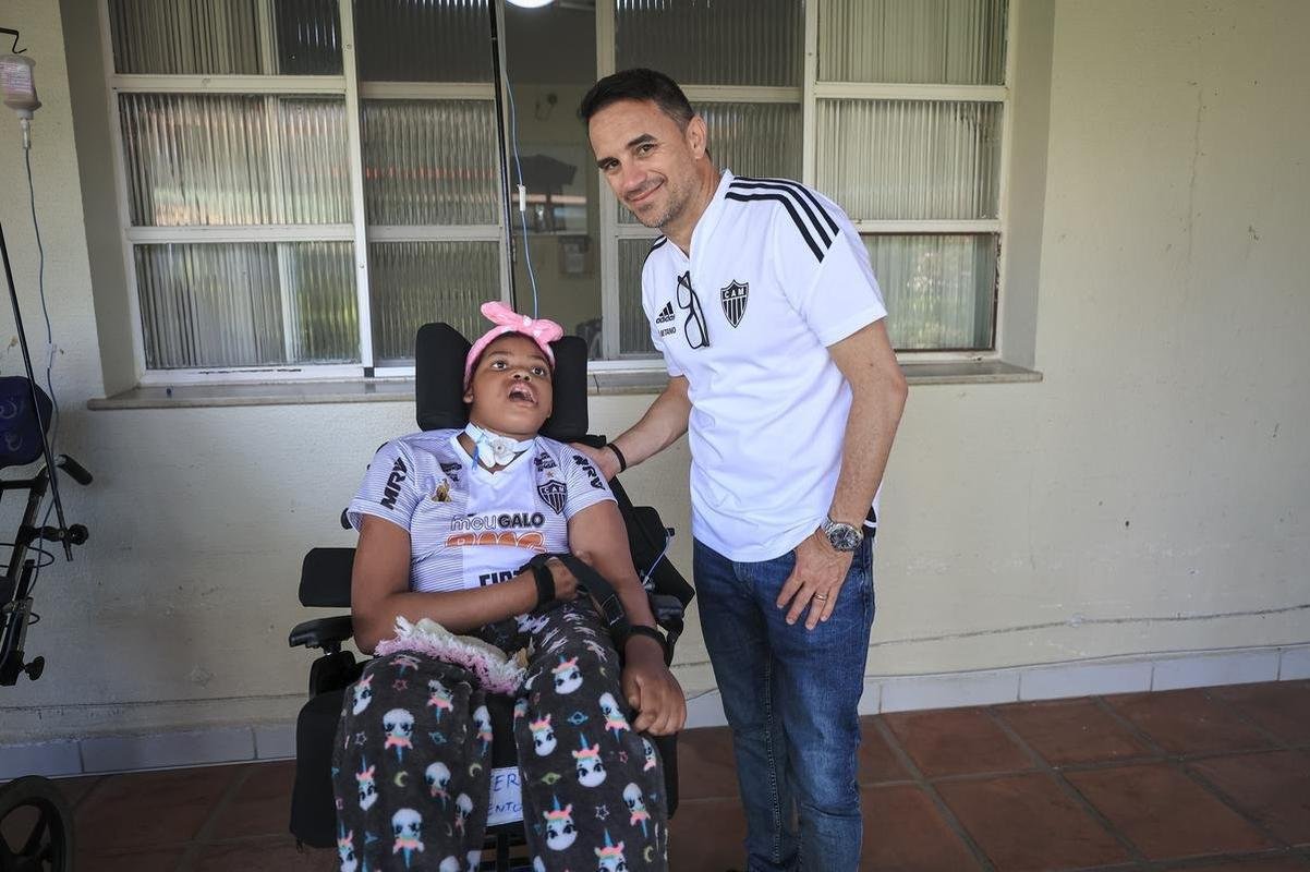 Jogadores do Atltico visitam Ncleo Assistencial Caminhos para Jesus