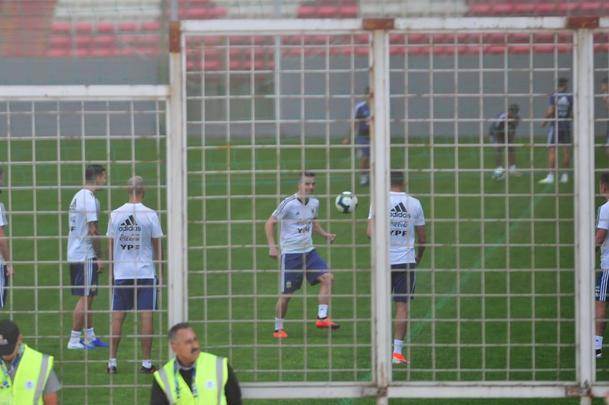 Argentina treina em Belo Horizonte para enfrentar o Paraguai