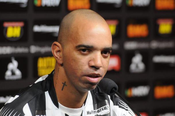 Diego Tardelli foi apresentado pelo diretor de futebol do Atlético, Rui Costa, neste domingo, antes do jogo contra a Caldense
