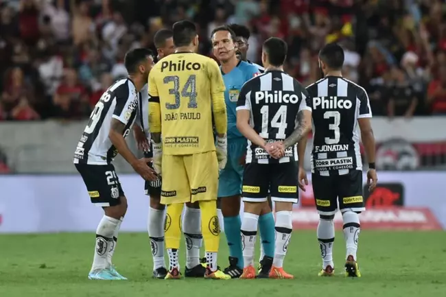 Jogadores do Santos reclamam após o jogo contra o Flamengo