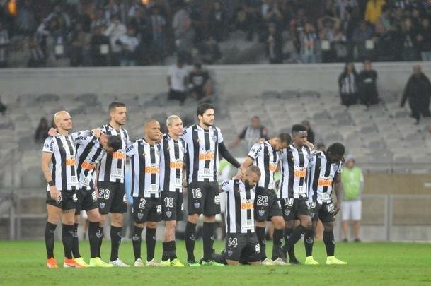 Fotos de tristeza e decepo dos torcedores atleticanos com a eliminao da Copa Sul-Americana para o Coln, no Mineiro. Galo perdeu nos pnaltis por 4 a 3