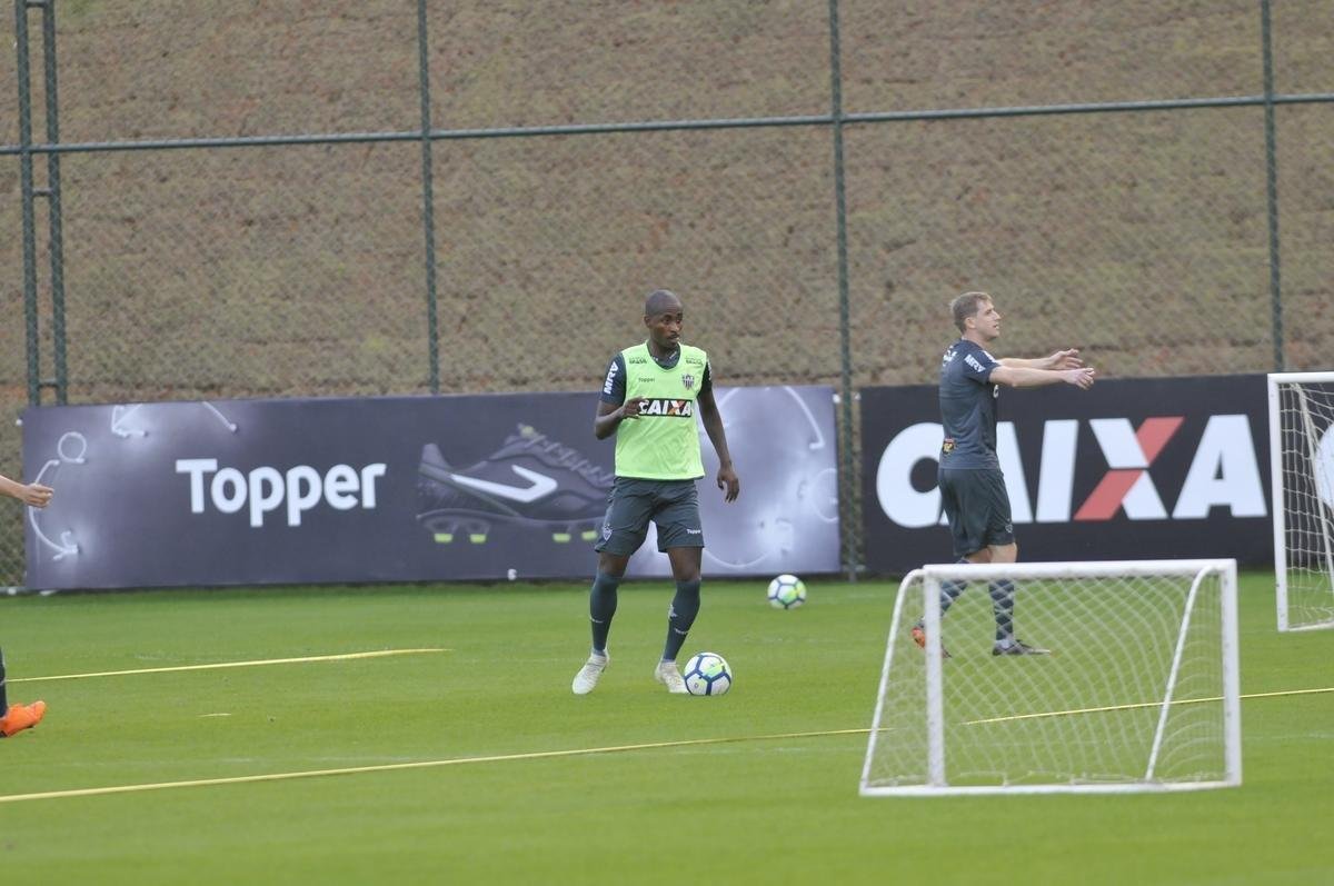 Yimmi Char, David Terans e Denlson participaram do treino em campo pela primeira vez