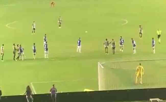 Rafael Cabral pediu para os jogadores do Cruzeiro abrirem a barreira antes de cobrana de Hulk