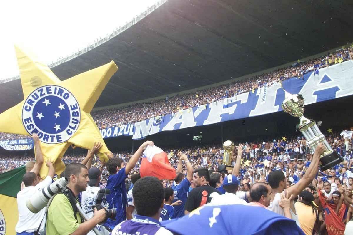 Depois da vitria por 2 a 1 sobre o Paysandu naquele 30 de novembro, no Mineiro, resultado que confirmou o ttulo brasileiro de 2003 com duas rodadas de antecedncia, jogadores do Cruzeiro, comisso tcnica e diretoria promoveram uma grande festa no gramado. Sem a taa oficial da CBF, o elenco deu a volta olmpica com trofus simblicos. Os mais de 75 mil presentes festejaram a indita Trplice Coroa no futebol brasileiro. Antes, o clube celeste j havia conquistado o Campeonato Mineiro de forma invicta e a Copa do Brasil.