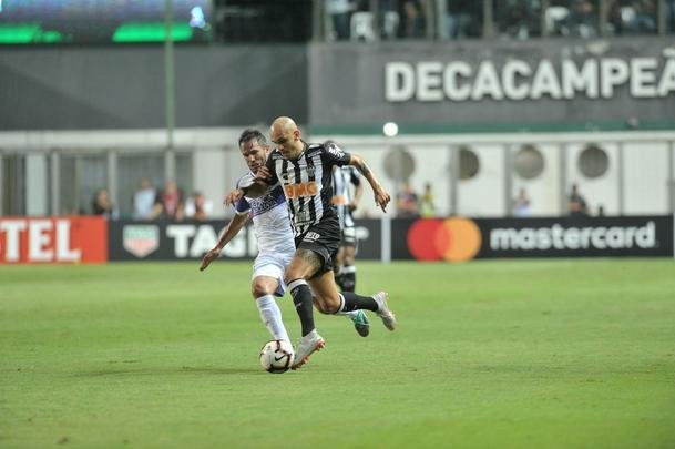Lances do primeiro tempo do duelo entre Atltico e Defensor, pela terceira fase da Copa Libertadores