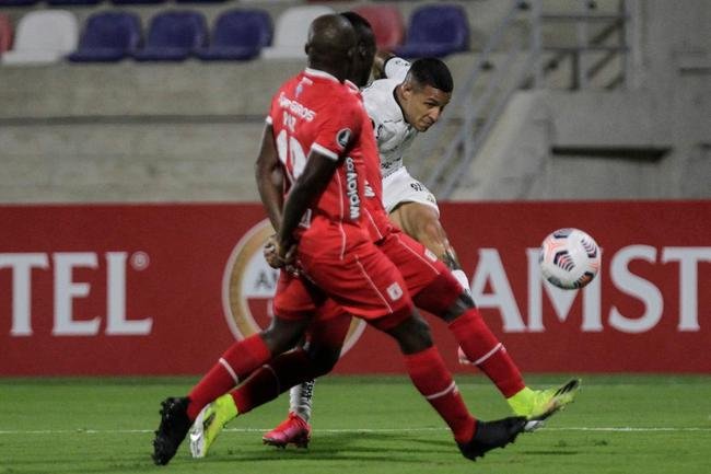Jogo entre Amrica de Cli e Atltico, em Barranquilla, pela Copa Libertadores, teve diversas paralisaes devido aos efeitos do gs de pimenta nos atletas. Protestos do lado de fora do estdio, contra o governo, tiveram consequncias no gramado. 