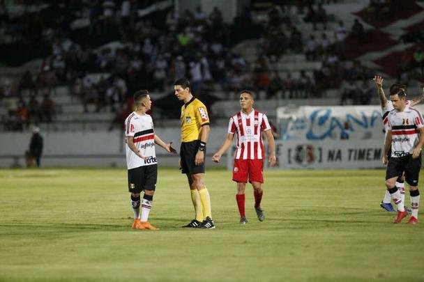 Equipes se enfrentaram no estdio do Arruda pela nona rodada da Srie C.