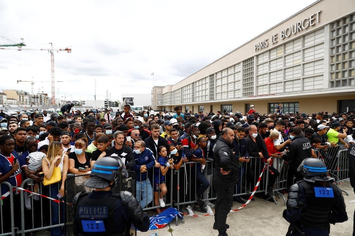 Messi chegou  Paris na manh desta tera-feira para defender o PSG