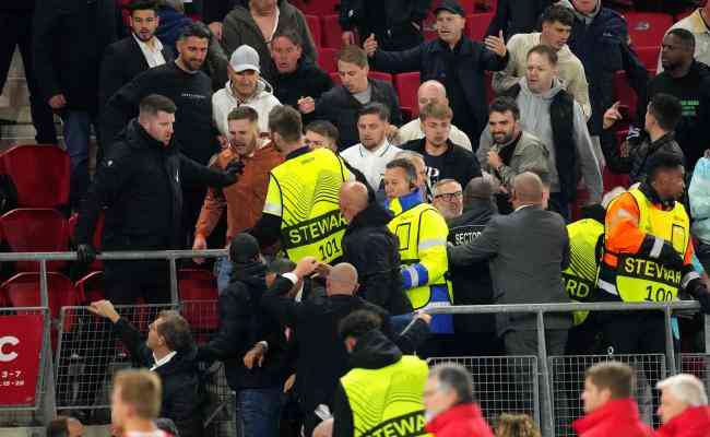 Polcia tenta controlar situao aps partida entre AZ e West Ham