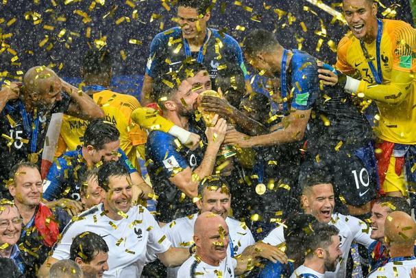 Delegação da França faz a festa para erguer taça de campeã da Copa do Mundo