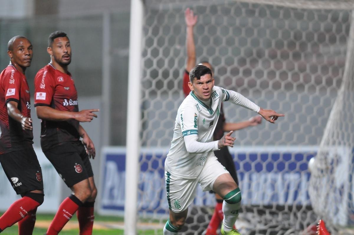 Fotos de Amrica x Brasil de Pelotas, no Independncia, pela 24 rodada da Srie B