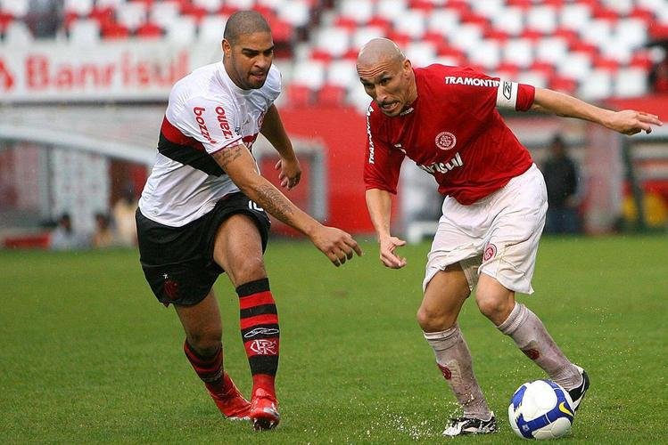 Campeonato Brasileiro de 2009 - Outro ano que no houve um confronto direto pela liderana. O Flamengo, campeo, assumiu a liderana do campeonato na penltima rodada e levantou a taa. O Internacional foi o vice. Quando se enfrentaram, na 26 rodada, o time carioca era o stimo colocado, com 39 pontos, enquanto o Colorado era o terceiro, com 43. O jogo no Beira-Rio terminou empatado por 0 a 0.