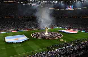 Entrada de Argentina e Frana no campo do Estdio Icnico de Lusail para a final da Copa do Mundo foi um espetculo  parte. Veja fotos do show de fogos, de luzes e da execuo dos hinos nacionais dos dois pases