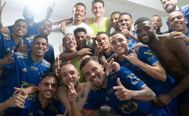 Garotos do Cruzeiro comemoram a goleada diante do Tombense: elogios de Ronaldo Fenômeno