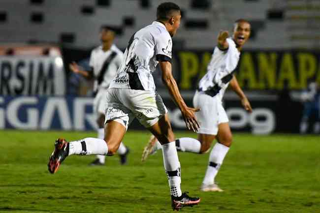 Rafael Santos em comemorao de gol de falta contra o Sampaio Corra