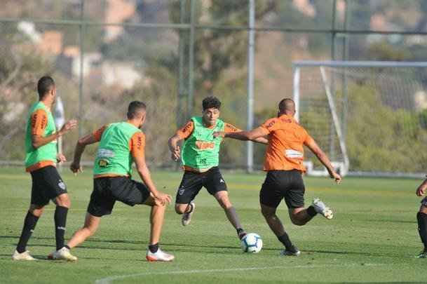 Tarde na Cidade do Galo teve entrevista de Di Santo, pronunciamento de Rui Costa e treino
